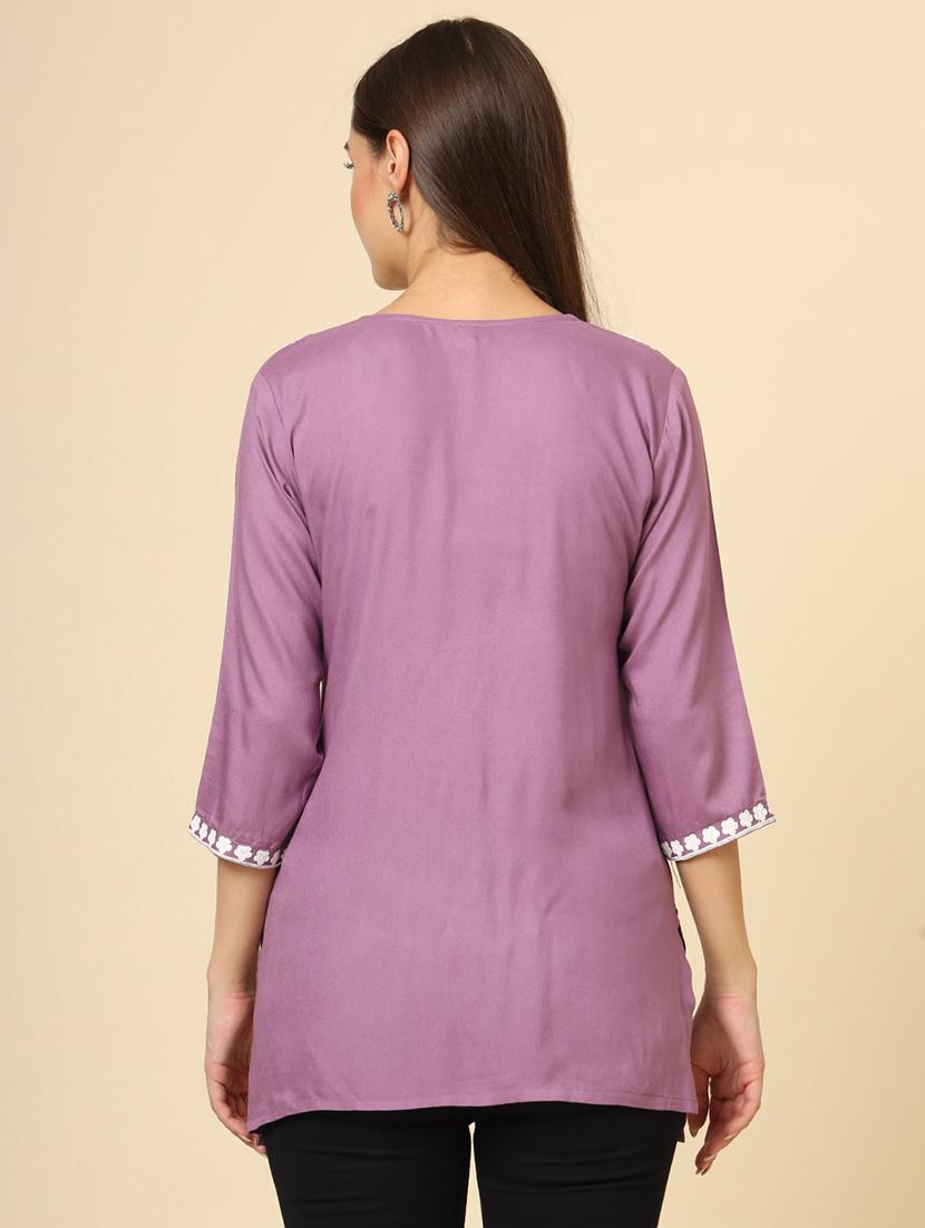 women round neck chikankari regular tunic - 21484861 - Zoom Image - 3